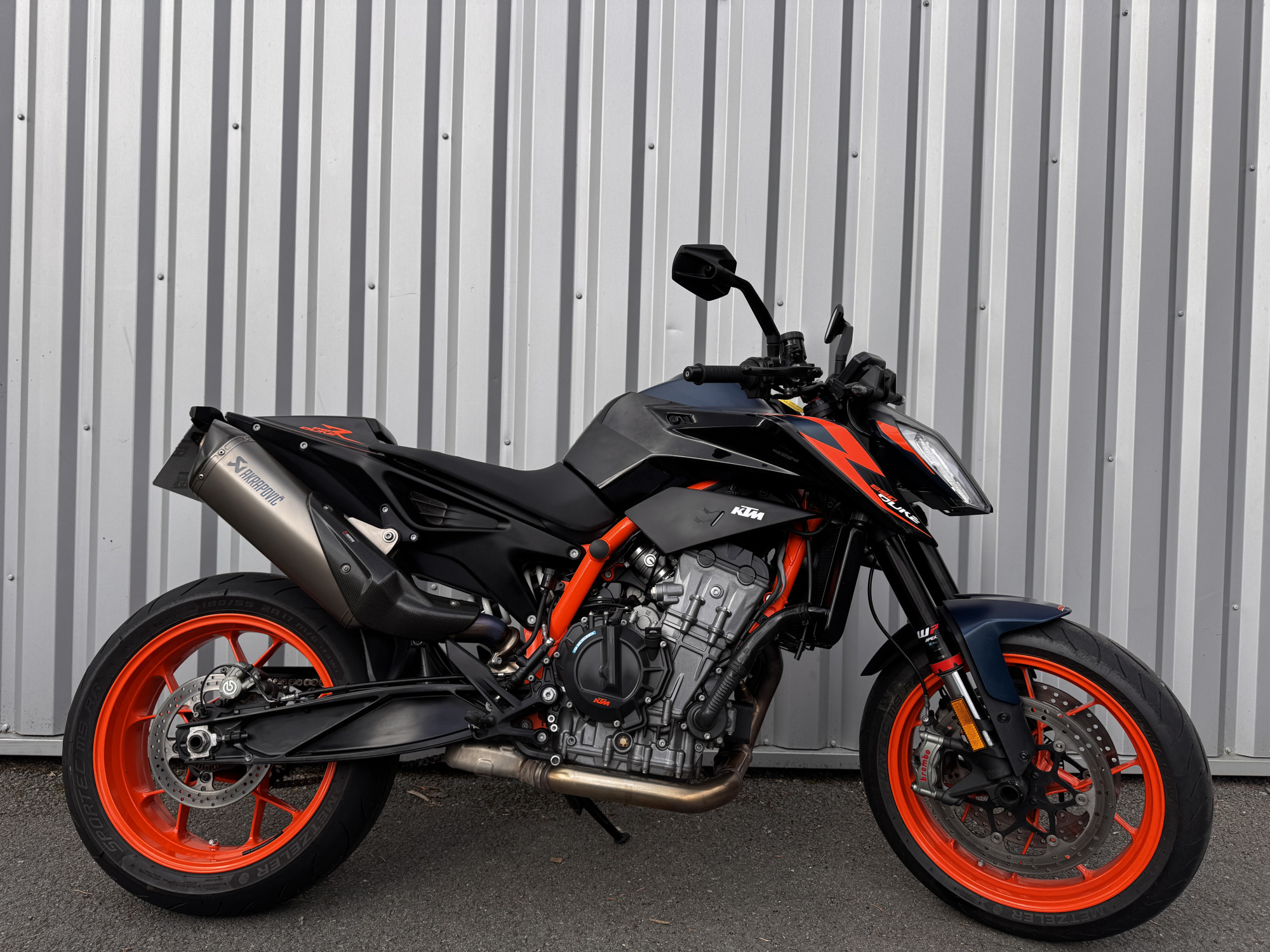 890 Duke R